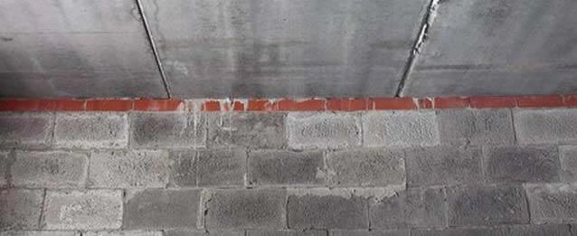 Опирание плит перекрытия на пояс из кирпича по периметру стен дома из теплоблоков
