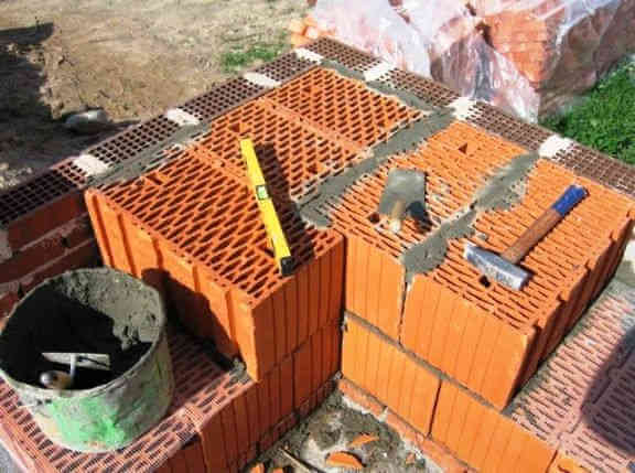 Дом из керамических блоков кладка стены из крупноформатных блоков с облицовкой фасада кирпичом