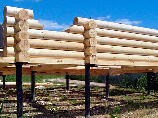 Фундамент для деревянного дома на винтовых сваях